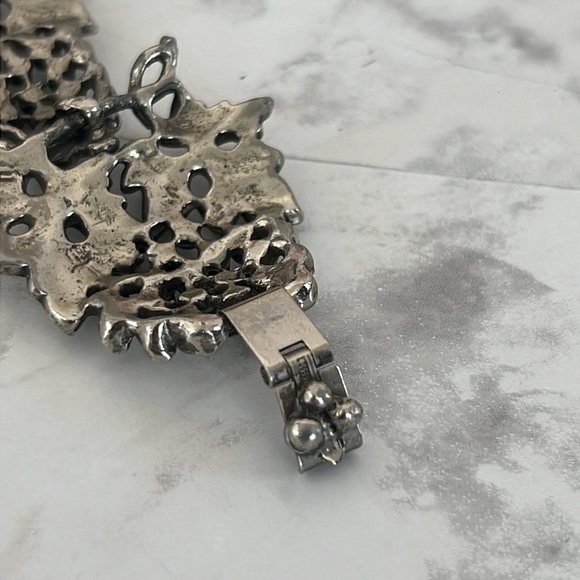 Vintage grape leaf silver toned bracelet 6.75-7” - Picture 3 of 7